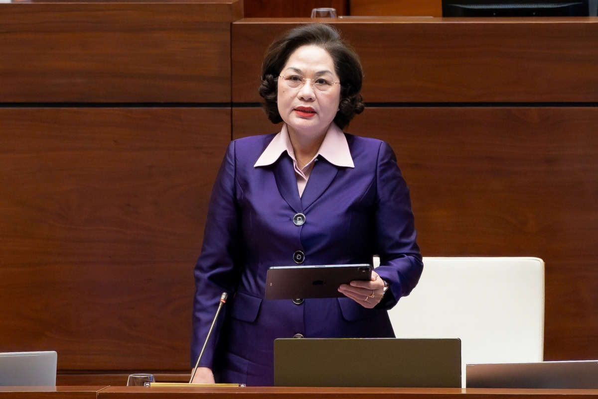 Thống đốc NHNN Nguyễn Thị Hồng tiếp thu, giải trình các ý kiến của đại biểu Quốc hội chiều 14/11 (Ảnh: Quốc hội)