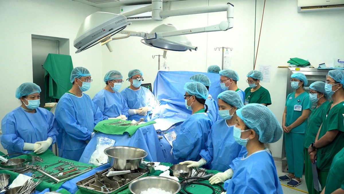 Các y bác sĩ giành 1 phút mặc niệm tri ân tưởng nhớ người hiến tạng (Ảnh BV cung cấp)