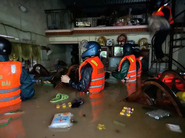 Cán bộ, chiến sĩ Bộ Chỉ huy Quân sự tỉnh Gia Lai dầm mình cứu người