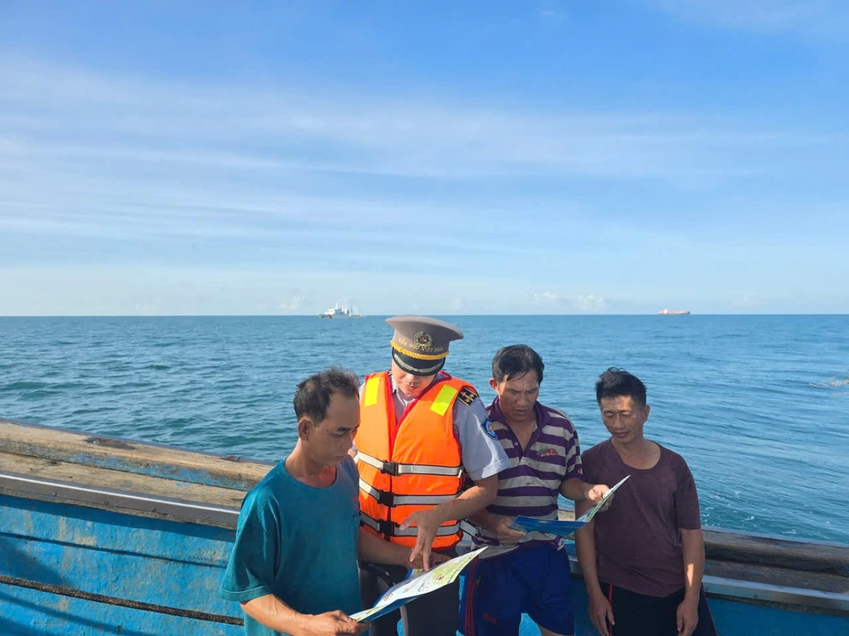 Cán bộ chi đội Kiểm ngư số 3 kiểm tra tàu cá hoạt động trên biển miền Trung.