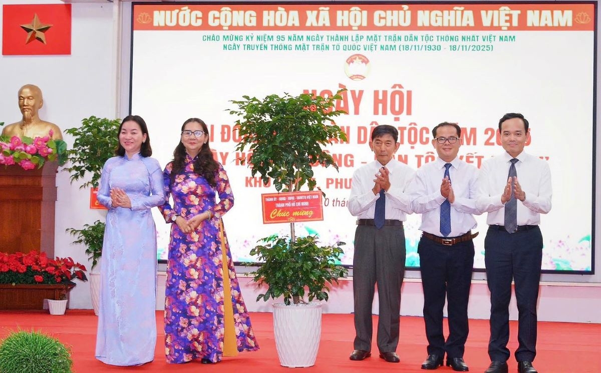 Thành ủy TP.HCM và Đảng ủy phường Bình Thạnh tặng chậu cây xanh cho nhân dân Khu phố 5, lan tỏa thông điệp sống xanh, đẹp, nghĩa tình trong cộng đồng.