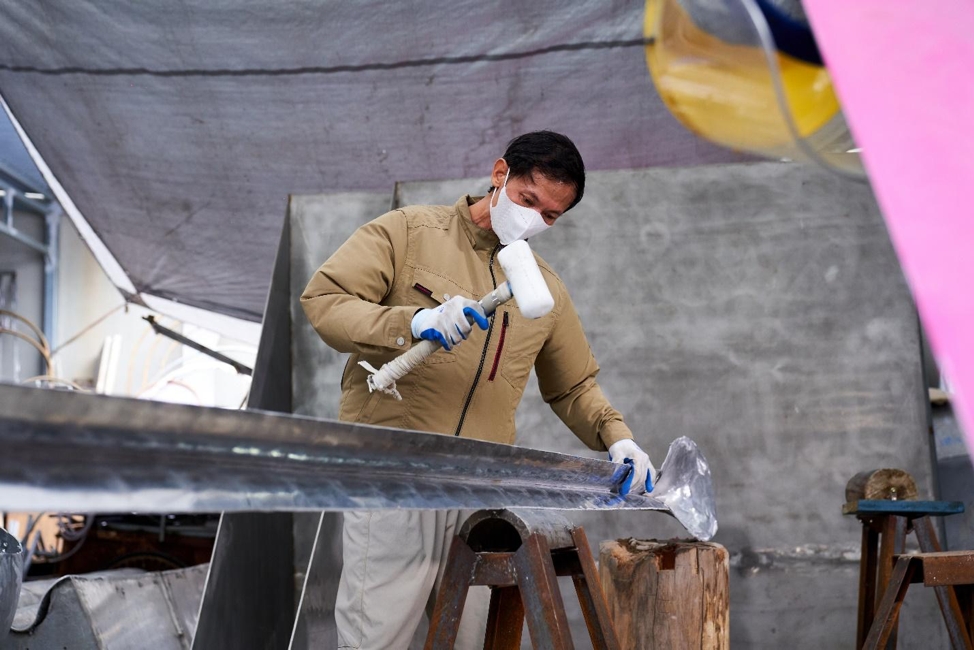 Hoàng Mai Thiệp làm việc tại xưởng (Ảnh: Flamingo)