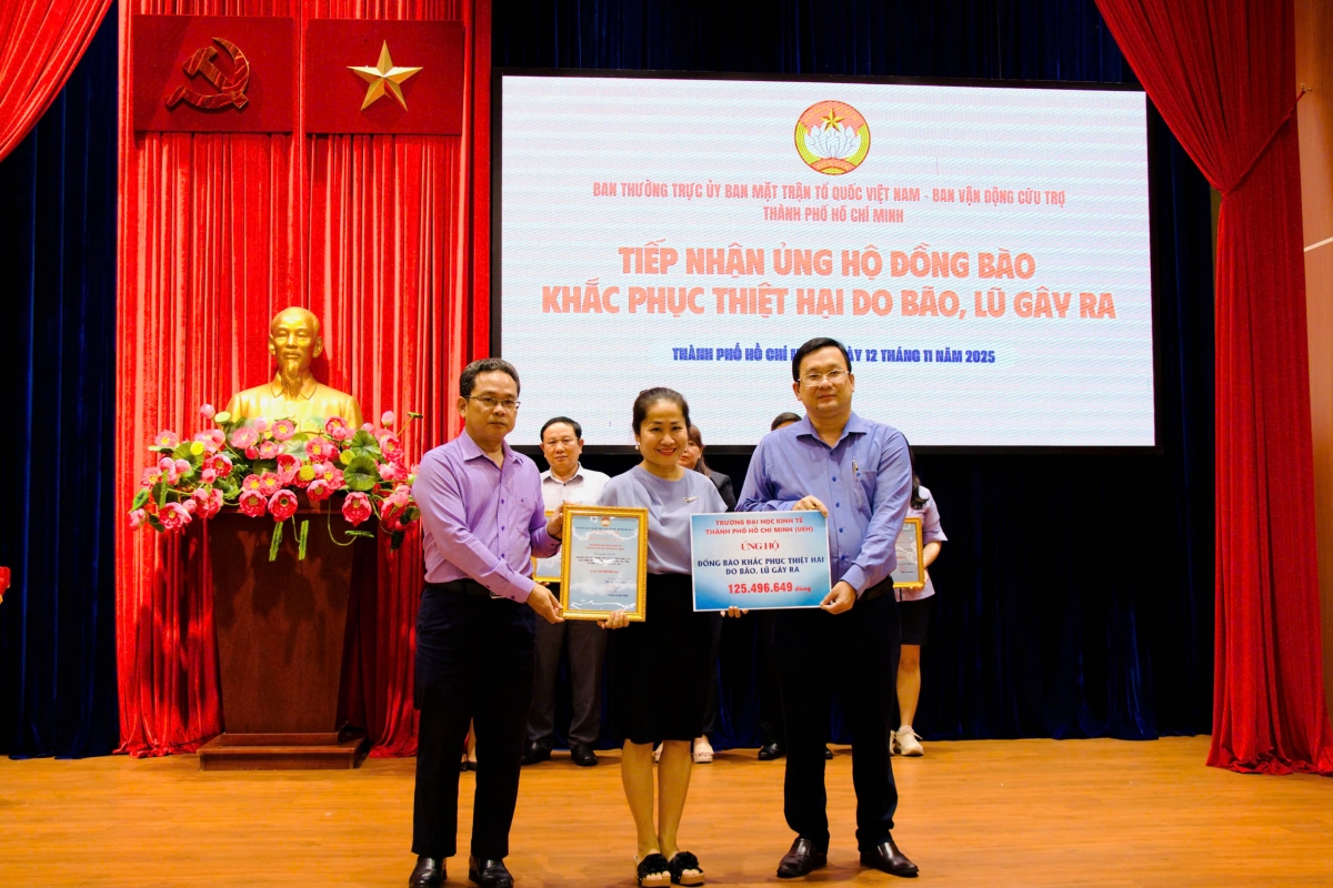 Các đơn vị trao bảng ủng hộ và nhận thư cảm ơn của Ủy ban MTTQ TP.HCM