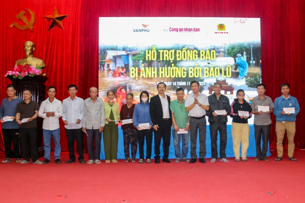 Ông Nguyễn Huy Hoàng – Chủ tịch công đoàn Công ty Văn Phú trao quà hỗ trợ cho người dân tại xã Phú Lộc, TP Huế