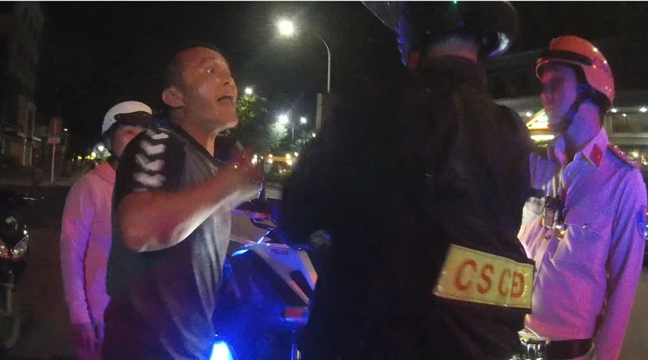 Hình ảnh Châu Hoàng Hương chống đối lực lượng làm nhiệm vụ rạng sáng ngày 3/11 (Ảnh: Công an cung cấp)