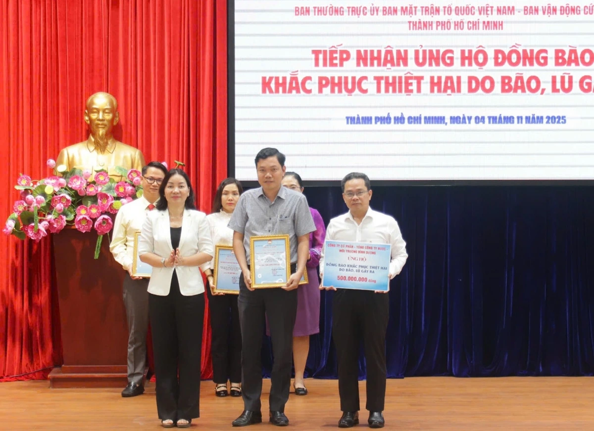 Trao thư cảm ơn cho đại diện các đơn vị tham gia đóng góp