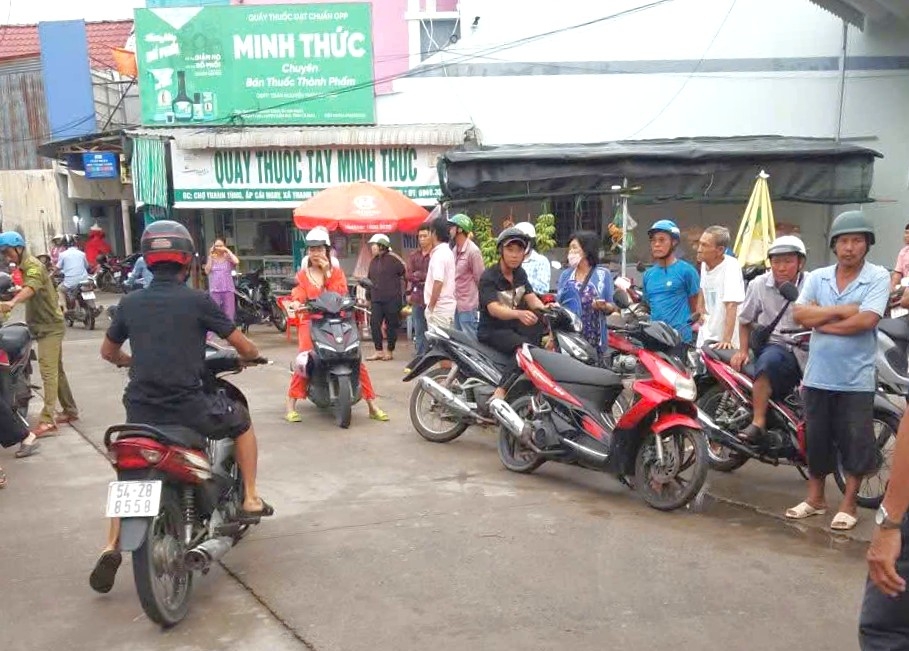 Nhiều người dân hiếu kỳ tụ tập tại khu vực xảy ra vụ việc