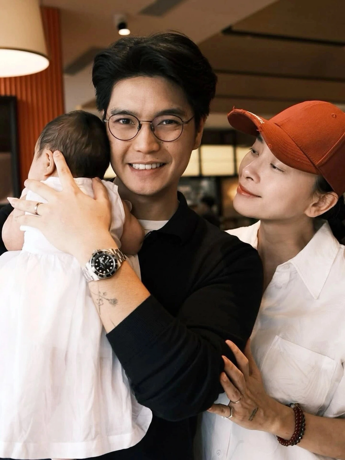 Kỷ niệm ngày Huy Trần tròn 35 tuổi, Ngô Thanh Vân chia sẻ nhiều khoảnh khắc anh chăm sóc con gái đầu lòng và bày tỏ niềm hạnh phúc khi luôn có bạn đời kề bên suốt chặng đường vừa qua.