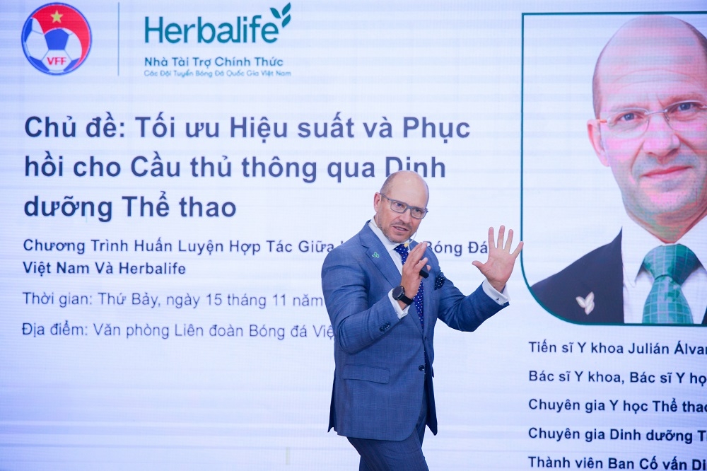 Tiến sĩ Álvarez đã chia sẻ những kiến thức khoa học.