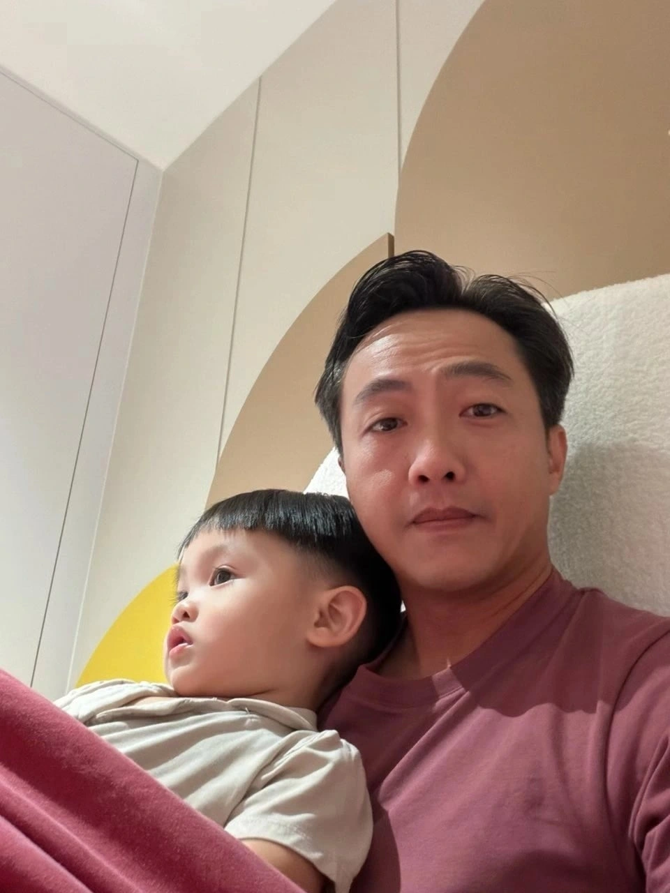 Đàm Thu Trang đăng ảnh chồng bên các con và cảm ơn anh đã chăm sóc gia đình để cô có ba ngày "đu" idol đáng nhớ ở Hà Nội. Ở phần bình luận, doanh nhân Cường Đôla được nhiều người khen là "ông chồng quốc dân", "người chồng tuyệt vời"...