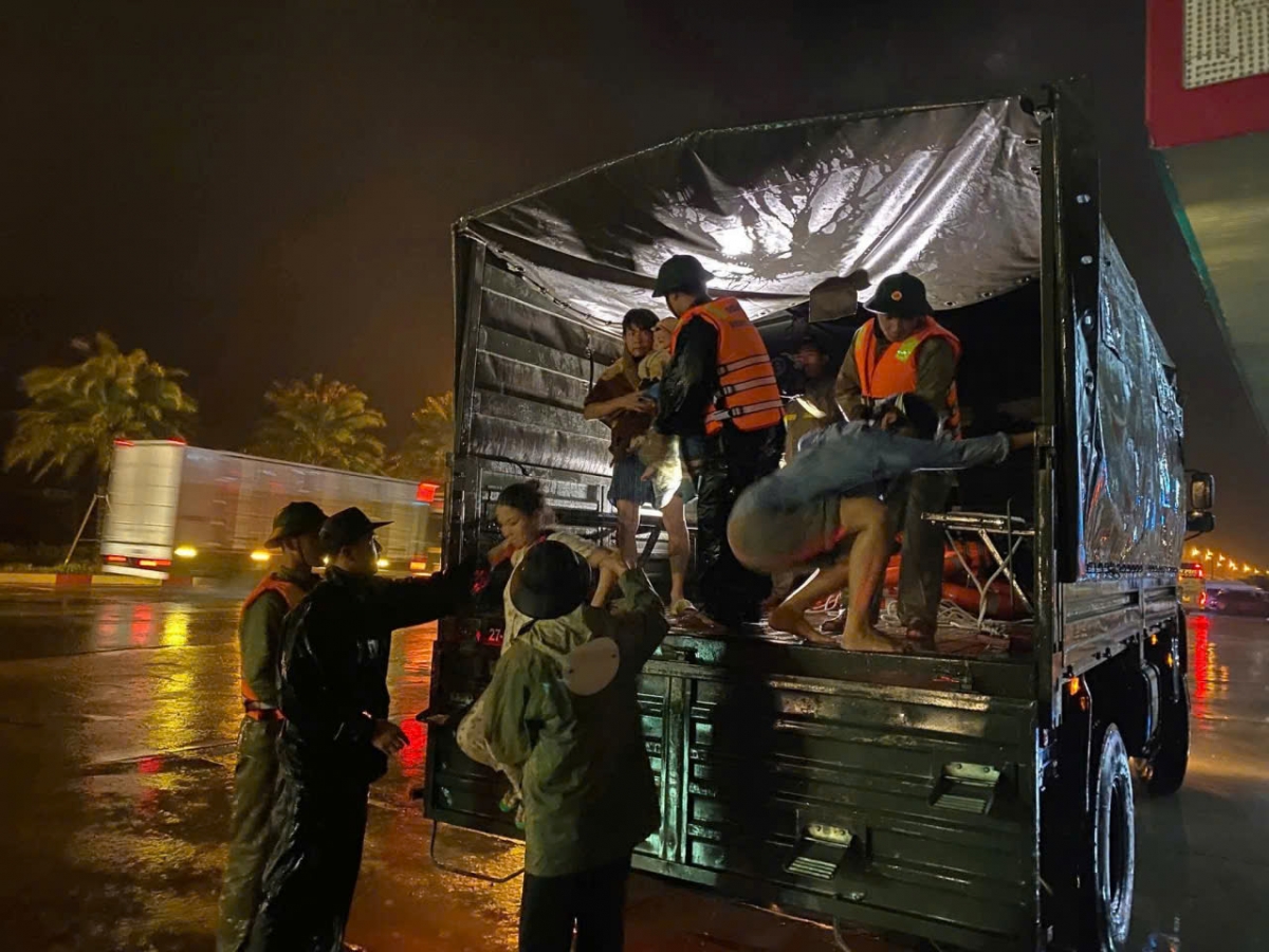 Bộ đội Quân khu 5 sơ tán người trong đêm