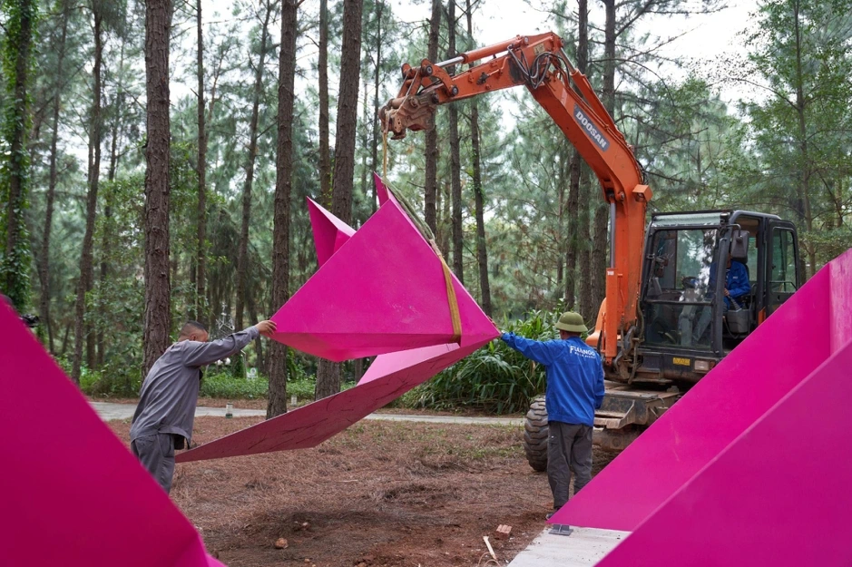 Các tác phẩm đang được gấp rút hoàn thiện để chuẩn bị cho Art In The Forest 10 năm
