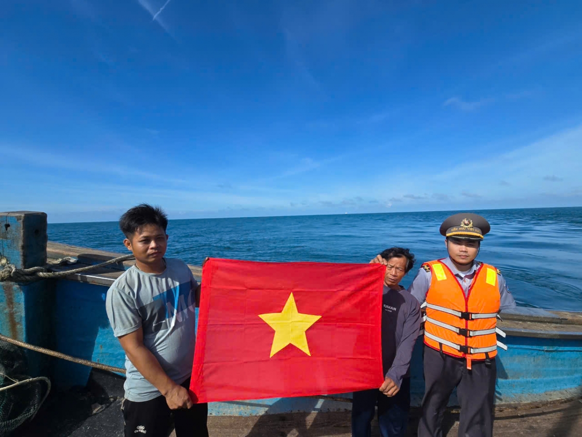 Tuyên truyền, tặng cờ Tổ quốc cho ngư dân.