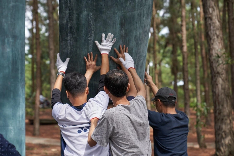 Tác phẩm “Nguồn” được đặt giữa rừng thông Đại Lải hàng trăm năm tuổi (Ảnh: Flamingo)