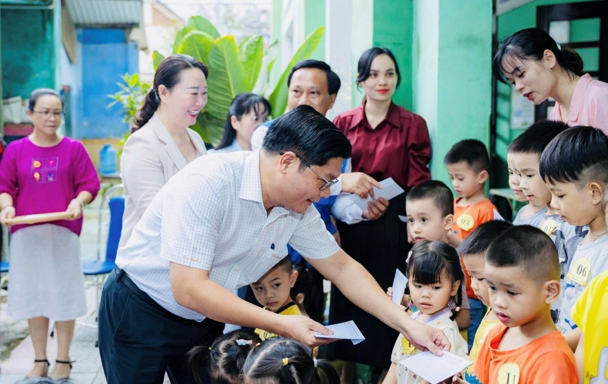 Đoàn công tác Ủy ban MTTQ TP.HCM thăm, tặng quà cho Nhân dân vùng lũ