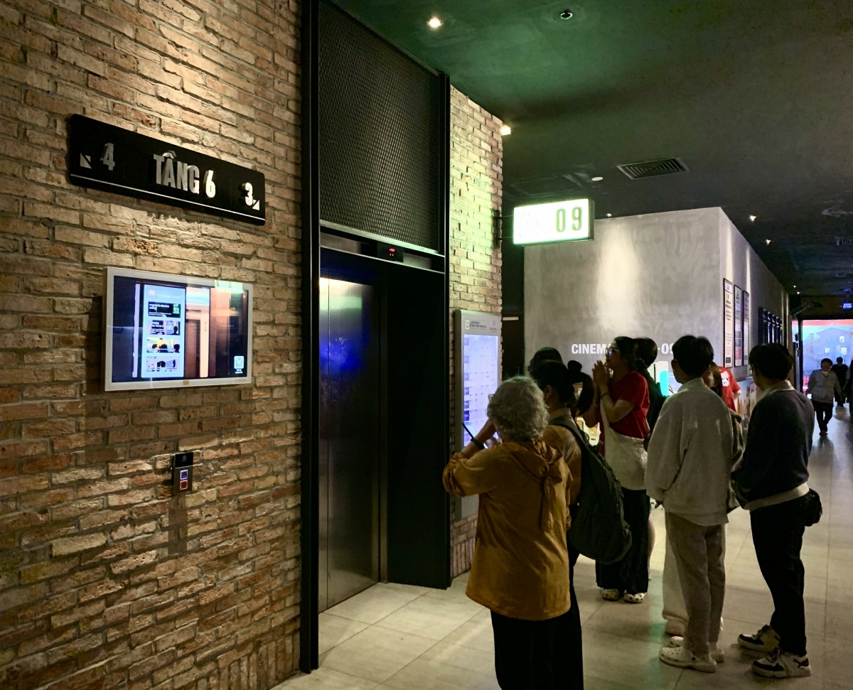 Quảng cáo thang máy tại 1 rạp phim - vị trí quảng cáo xuất hiện với nhiều khán giả của nhiều độ tuổi khác nhau