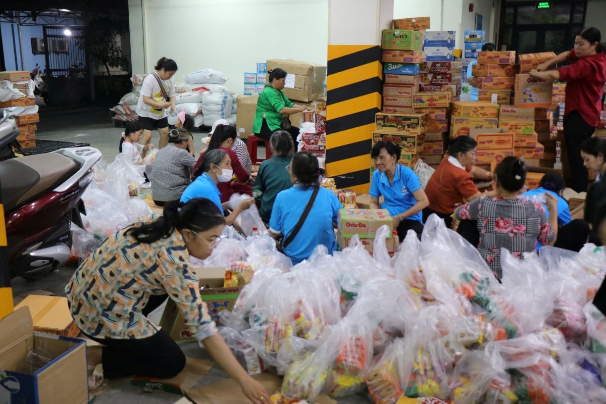 Các cán bộ Hội phụ nữ túc trực tại điểm tiếp nhận