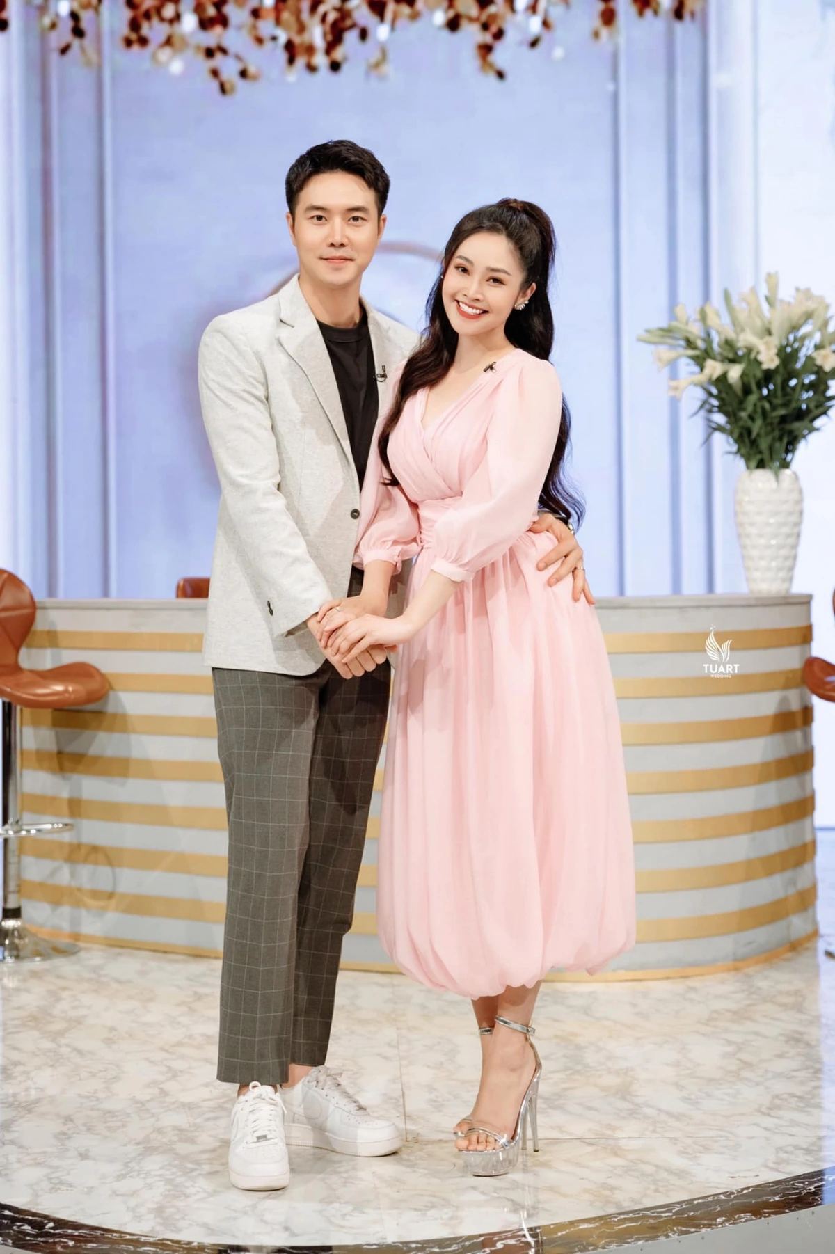 Bên cạnh nghề diễn viên, Đức Hiếu còn đảm nhận vai trò MC. Anh có cuộc hôn nhân hạnh phúc bên bà xã là MC của VTV - BTV Thùy Linh. Trên trang cá nhân, cả hai thường chia sẻ những khoảnh khắc ngọt ngào, thu hút sự chú ý cũng như nhận được nhiều lời khen, sự yêu mến từ khán giả.