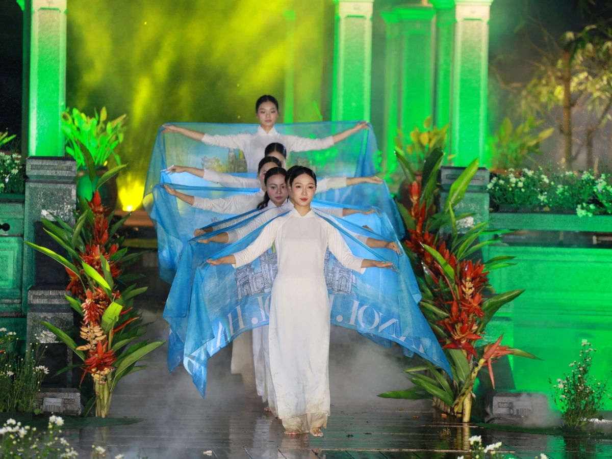 Khán giả đã được chiêm ngưỡng hơn mười bộ sưu tập áo dài lấy cảm hứng từ các di sản của Hà Nội, Huế, Ninh Bình và Tây Nguyên.