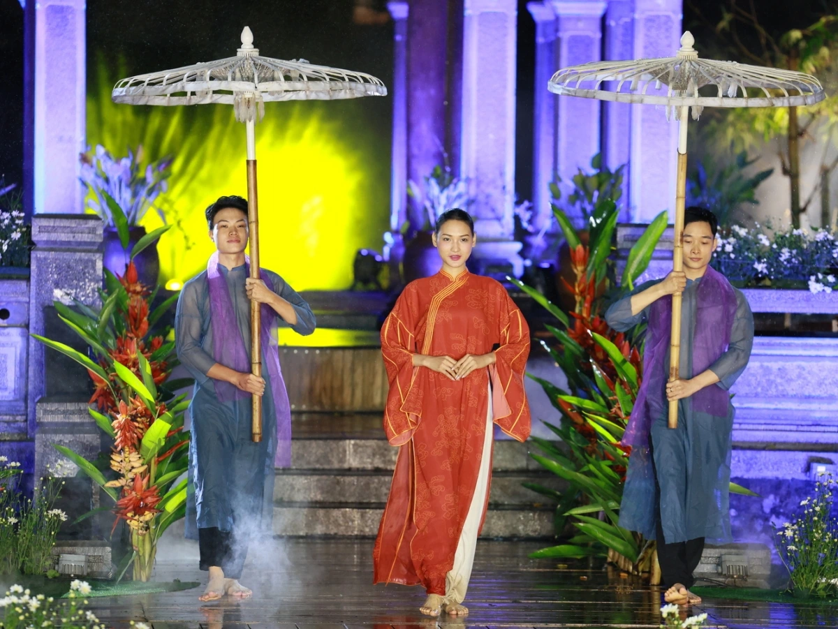 Chương trình nghệ thuật “Trên con đường di sản” sẽ có 3 đêm biểu diễn nghệ thuật tại Hồ Văn - Văn Miếu - Quốc Tử Giám. Trong đó, “Áo dài trên con đường di sản” - tôn vinh tà áo dài Việt Nam trong không gian di sản; “Hà Nội ơi” - chương trình nghệ thuật mang âm hưởng lãng mạn, tri ân Thủ đô ngàn năm văn hiến; “Sông Hồng gọi, đại ngàn reo” - hòa quyện âm sắc đồng bằng và miền núi, gợi mở bản giao hưởng của đất nước.