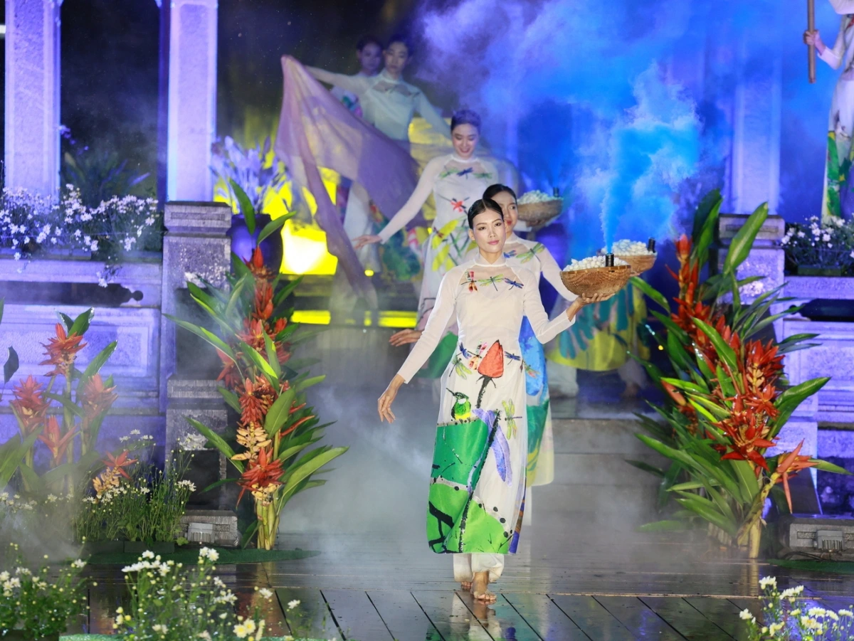 Nét đẹp của tà áo dài Việt Nam tỏa sáng giữa không gian di sản Văn Miếu - Quốc Tử Giám.