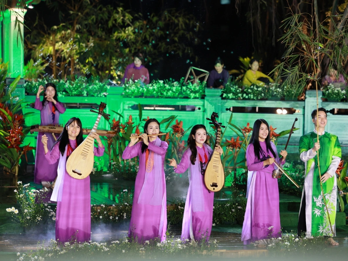 Chương trình kết hợp giữa biểu diễn nghệ thuật và trình diễn áo dài.