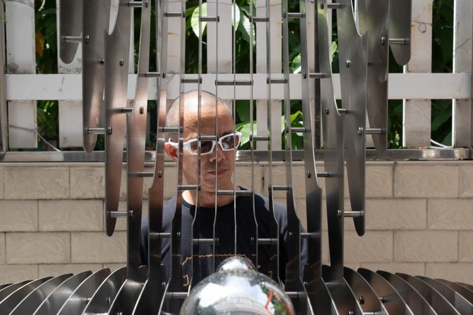 Chân dung tác giả nhìn xuyên qua tác phẩm Phật đương đại (Ảnh: NVCC)