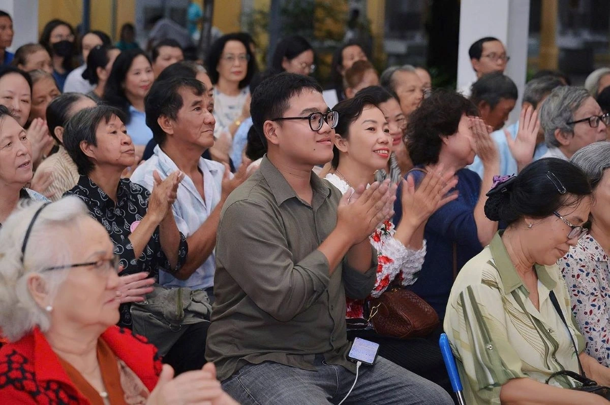 Người dân địa phương hào hứng tham gia Ngày hội