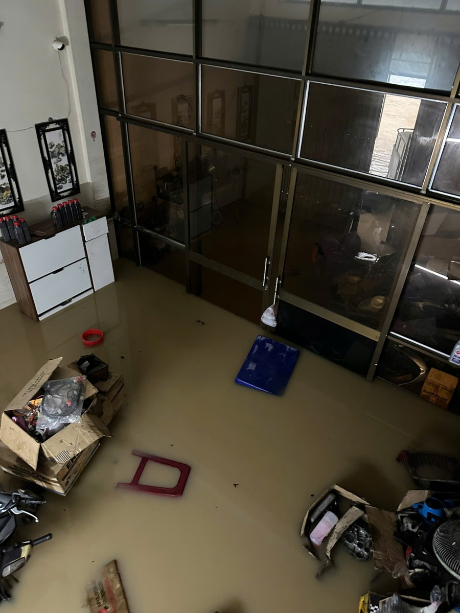 Nước lụt dâng cao bất ngờ, một nhà dân trên đường Tây Sơn không kịp trở tay (Ảnh: Báo Gia Lai)