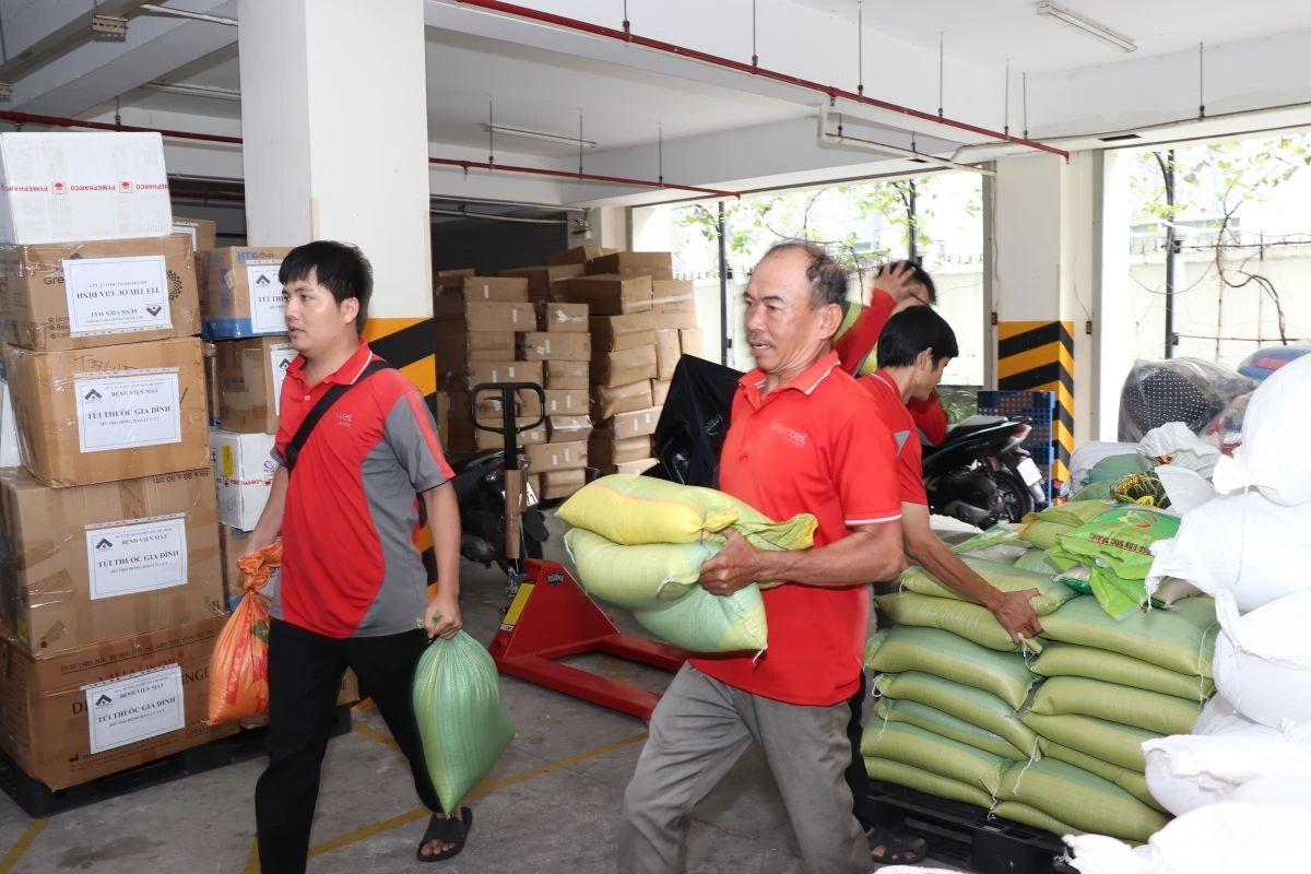 Chiều 03/11, Ủy ban MTTQ TP.HCM tiếp tục vận chuyển 30 tấn hàng hóa hỗ trợ đồng bào bị thiệt hại do bão lũ tại Huế và Đà Nẵng