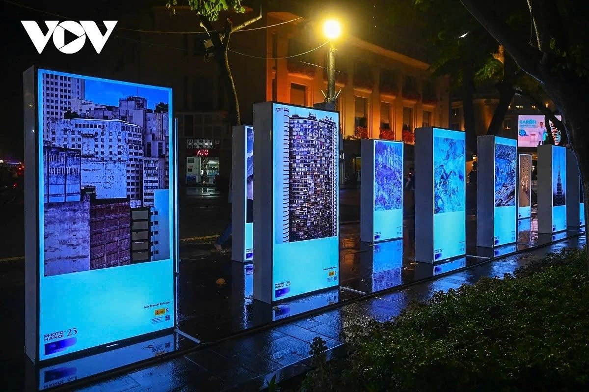 Visitors are encouraged to shift their focus from panoramic views to depth and detail, a change that disrupts the usual understanding of landscape photography.