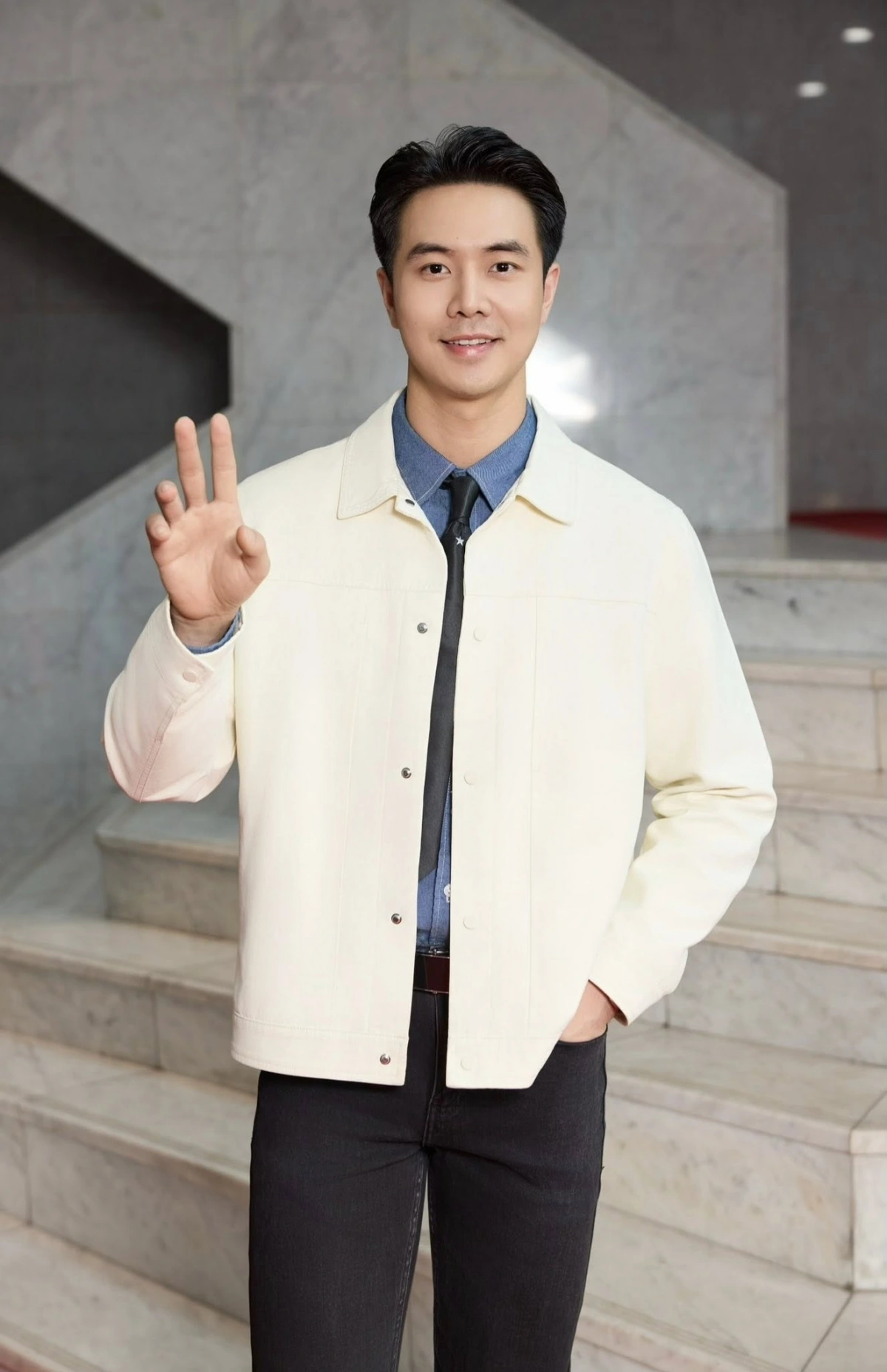 Phùng Đức Hiếu sinh năm 1992, từng góp mặt trong một số phim truyền hình như "Hồ sơ cá sấu", "Ráng chiều", "Trên dòng Păng Pơi", "Bản hùng ca bên sông", "Phố trong làng"... Trong đó, "Phố trong làng" của đạo diễn Nguyễn Mai Hiền là bộ phim giúp Đức Hiếu được khán giả biết đến nhiều hơn. Vai công an Đông hiền lành, điển trai giúp Đức Hiếu để lại ấn tượng tốt với người xem. 