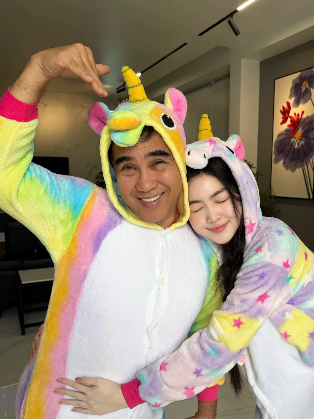 Nghệ sĩ Quyền Linh mặc trang phục unicorn tạo dáng nhí nhố bên con gái Lọ Lem.