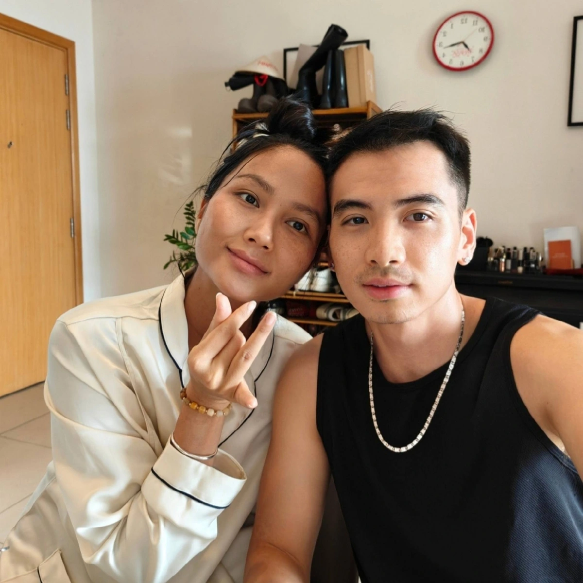 Tuấn Khôi - chồng Hoa hậu H'Hen Niê ghi lại cảnh lấy sữa mẹ thừa của vợ để pha cà phê. Đáng nói hơn, anh còn dùng bình cafe này mời 4-5 người trong ekip, có người uống xong phải nhăn mặt nói cafe sữa có vị như thuốc bắc.