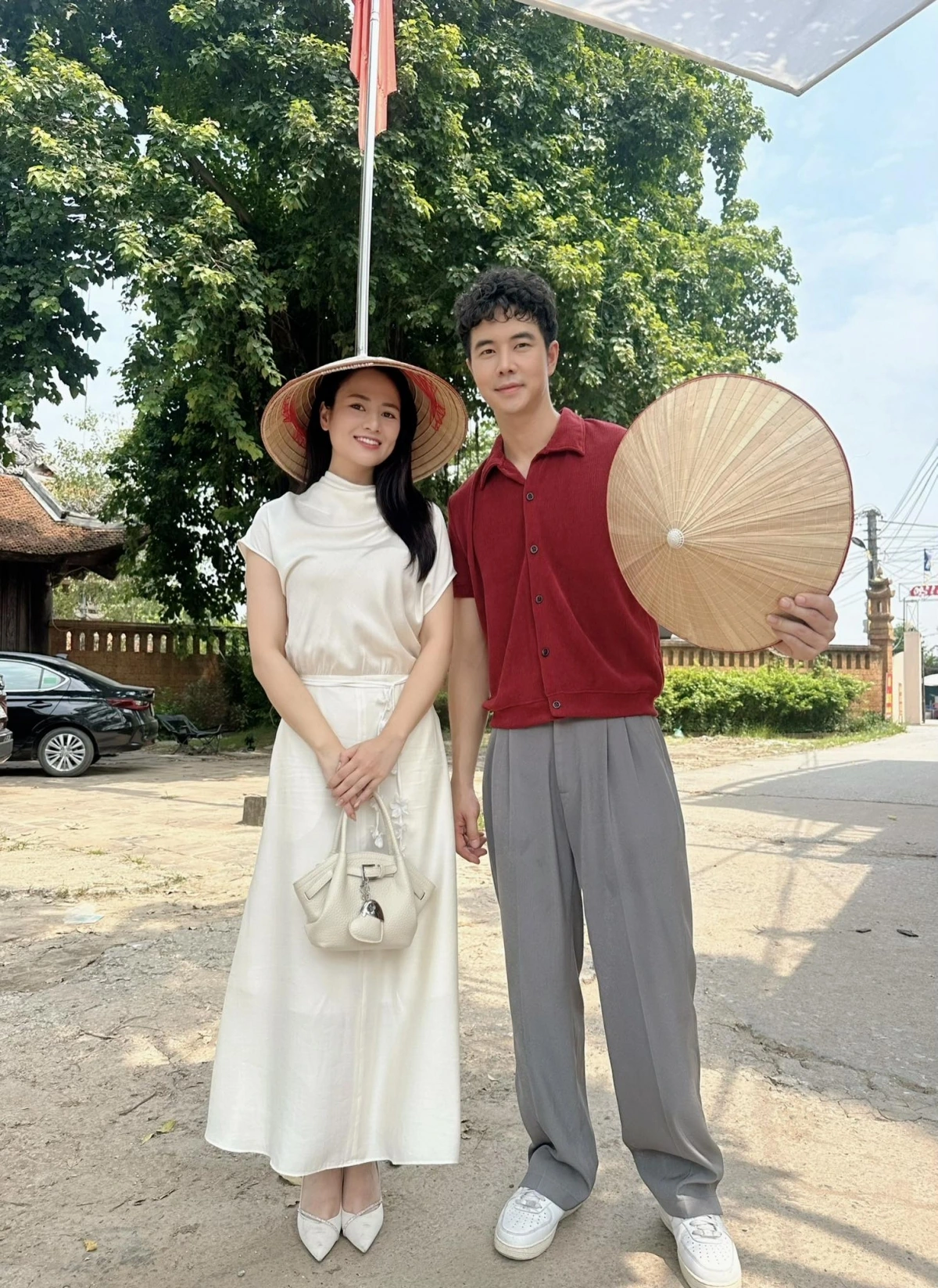 Khi kế hoạch giả vờ yêu nhau bị bại lộ, Dũng và Ngân bị hai mẹ bắt phải hẹn hò nghiêm túc. Tưởng rằng mối quan hệ gượng ép này sẽ khiến cả hai khó xử, nhưng ngược lại, những buổi hẹn hò đầy vụng về và chân thật của Dũng – Ngân lại mang đến nhiều phân cảnh tự nhiên, khiến khán giả không khỏi thích thú.