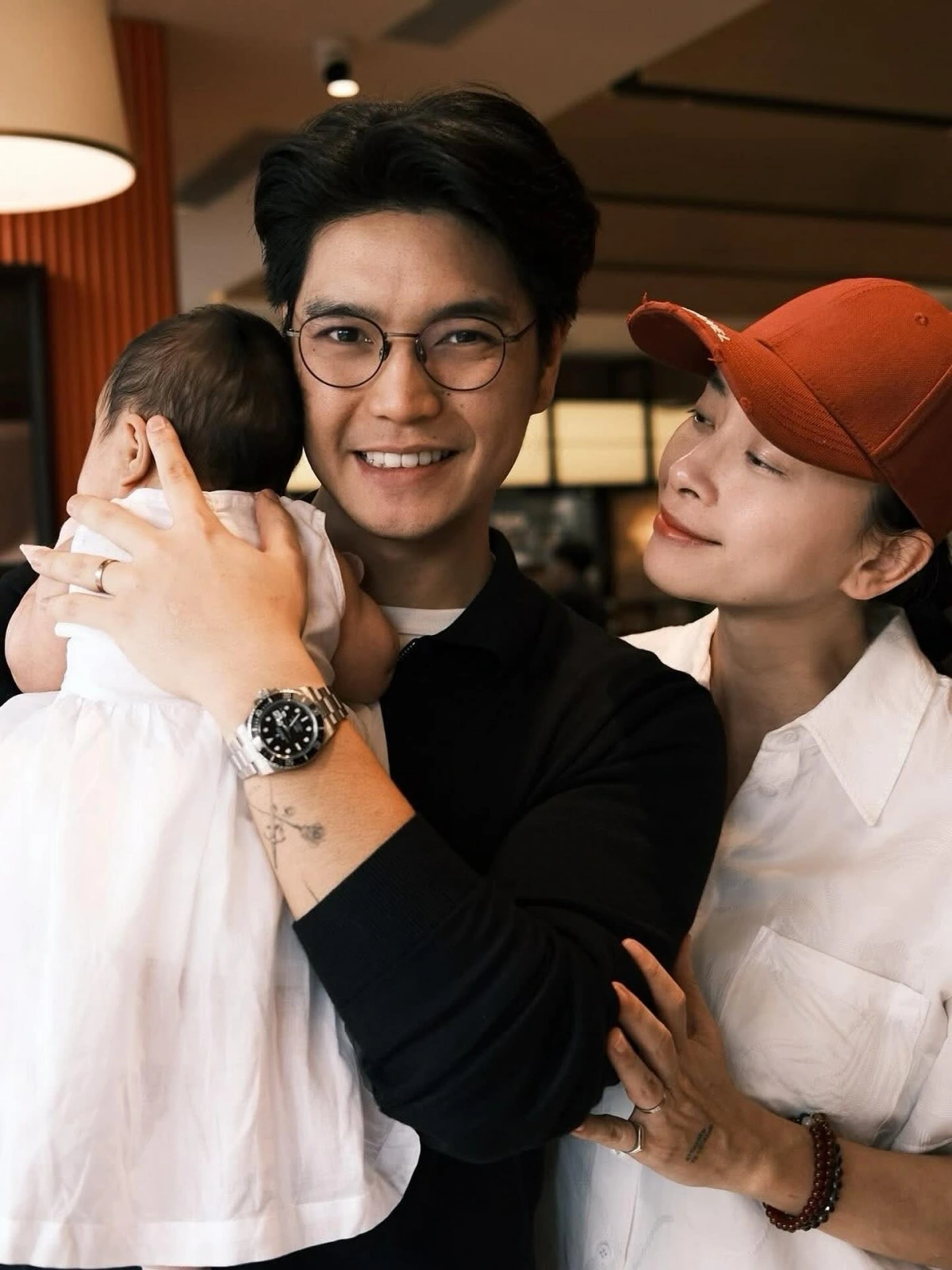 Ngô Thanh Vân đăng video chia sẻ hành trình 3 tháng làm mẹ bỉm sữa. Nữ diễn viên biết ơn chồng luôn ở bên động viên, hỗ trợ cô hết mình trong việc chăm sóc con gái. Theo Ngô Thanh Vân, ông xã xứng đáng là "ông bố của năm".