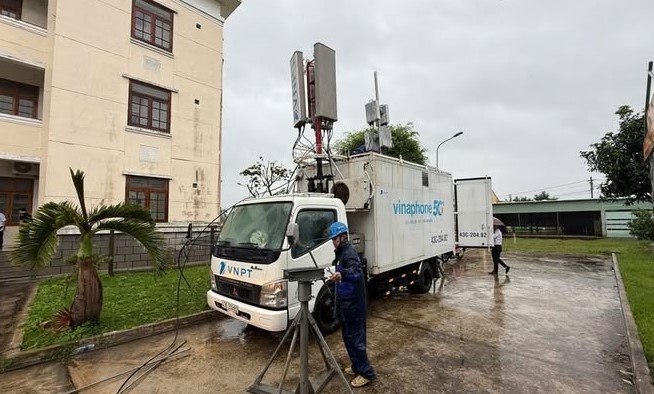 Sáng 6/11, xe phát sóng lưu động cùng xe thông tin chuyên dùng của VNPT đã được ở các điểm phía Đông tỉnh Gia Lai để phục vụ công tác chỉ đạo ứng phó bão số 13 của chính quyền.