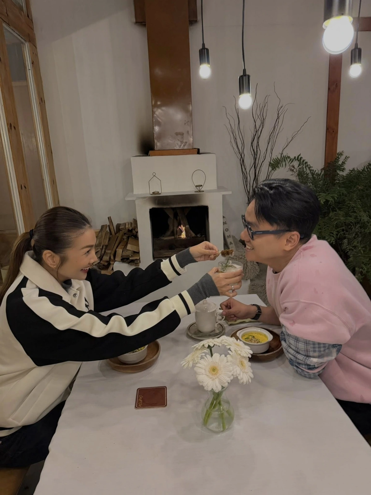 Siêu mẫu Thanh Hằng tranh thủ tận hưởng khoảng thời gian rảnh rỗi, đi du lịch cùng ông xã Trần Nhật Minh trước khi bắt đầu dự án mới.