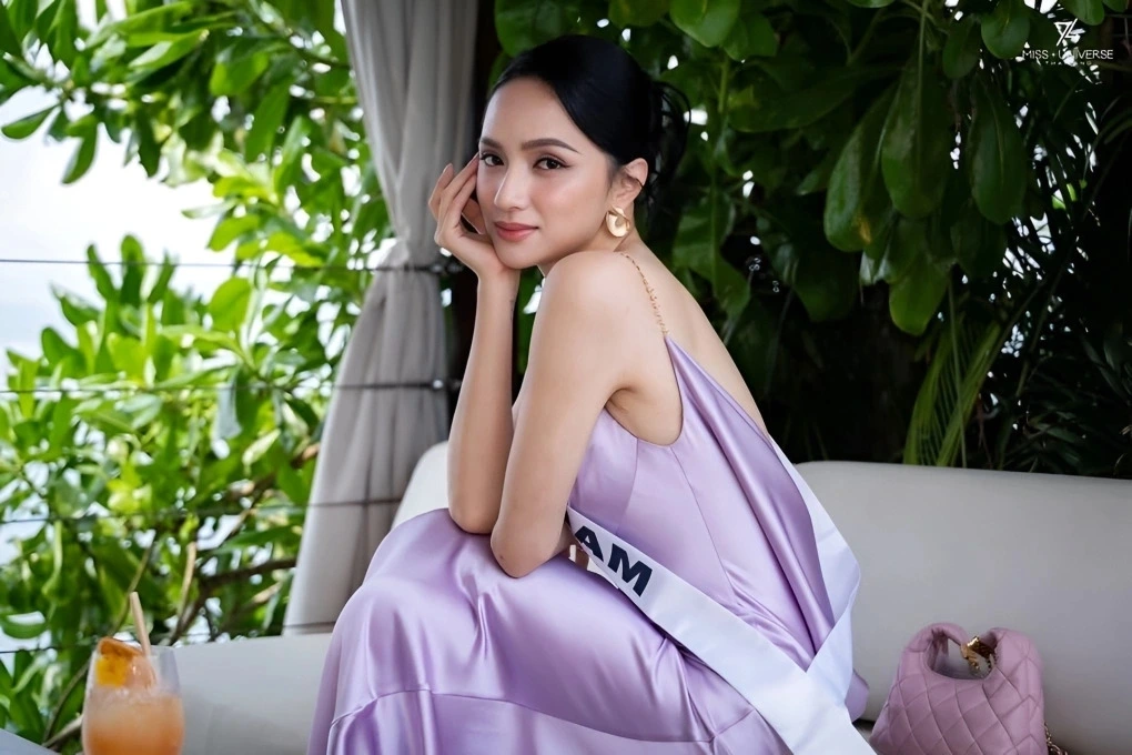 Các người đẹp Miss Universe mặc đồ bơi, khoe dáng gợi cảm tại câu lạc bộ bãi biển ở Phuket, Thái Lan trong khuôn khổ cuộc thi vào cuối tuần qua. Người đẹp Việt Nam, Hoa hậu Hương Giang, diện đầm lụa khoe lưng trần khi tham gia hoạt động ghi hình tại khu nghỉ dưỡng được thiết kế như du thuyền nổi giữa biển.