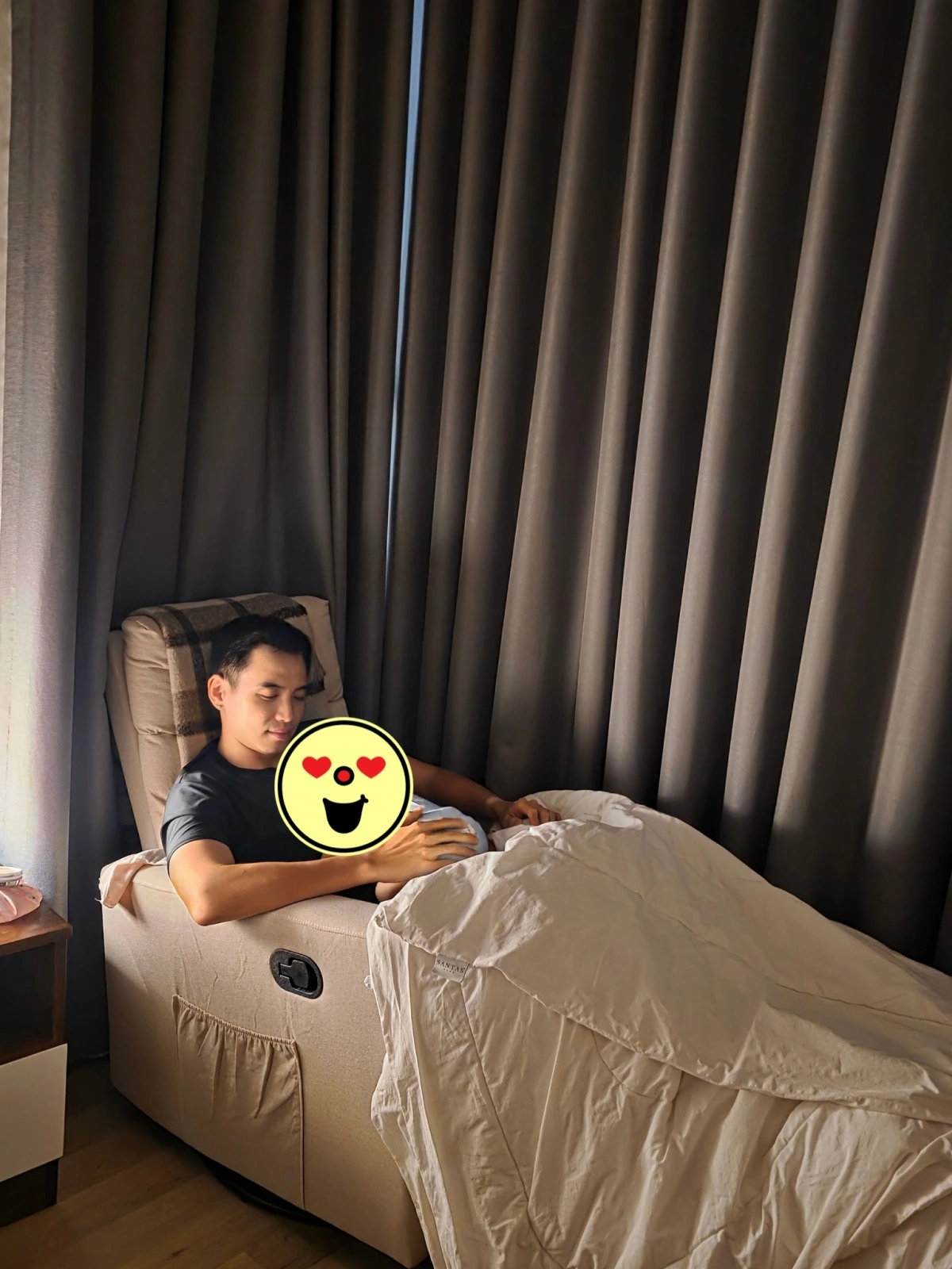 Nhiếp ảnh gia Tuấn Khôi – chồng H’Hen Niê chia sẻ hình ảnh bên con gái sau khi vướng lùm xùm liên quan tới ly cà phê. Anh viết: "Một tuần đi làm xa, trở về ôm con trong tay. Chỉ là hơi ấm nhỏ bé, nhịp thở khẽ khàng của con, cái quơ tay e e a a và cảm giác bình an đến lạ".