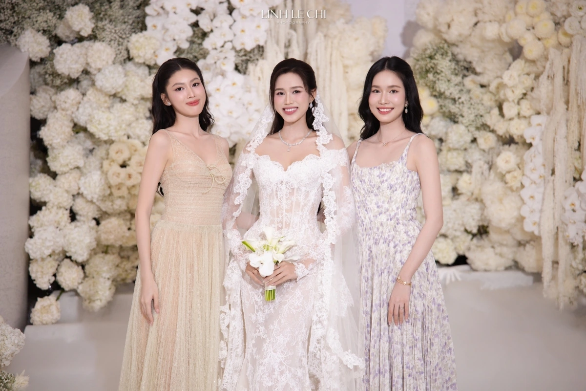 Ngọc Thảo (ngoài cùng bên trái) và Phương Anh (ngoài cùng bên phải) dự đám cưới Đỗ Thị Hà (Ảnh: Linh Lê Chí)