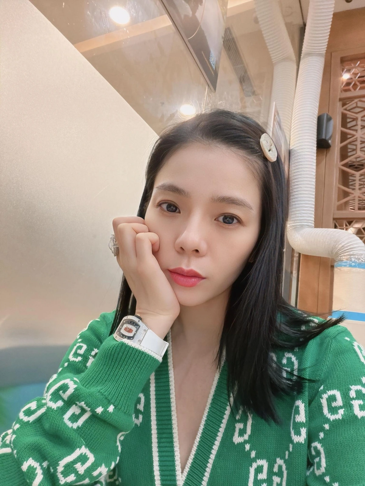 Lệ Quyên đã đăng tải bài viết dài lên tiếng làm rõ chuyện không công khai việc làm từ thiện. Cô cho biết quan điểm của bản thân là tích phước từ tâm, âm thầm làm và không kể lể ra ngoài.