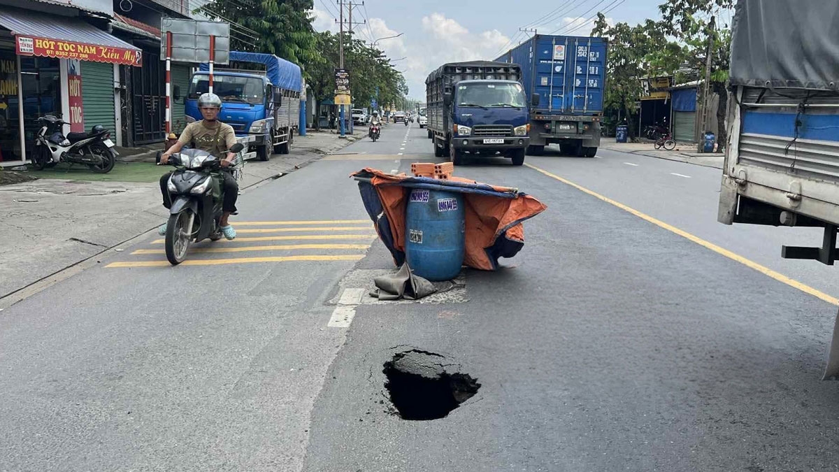 Hố tử thần xuất hiện trên đường