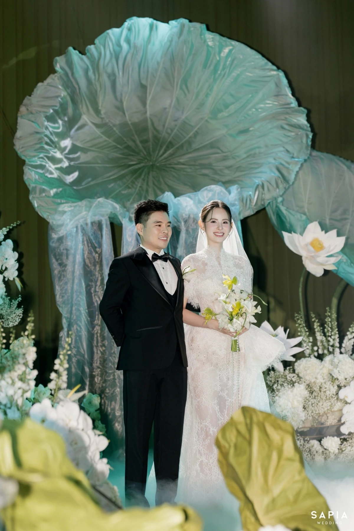 Người mẫu Hương Liên cho biết sang Hàn Quốc để công tác, sau đó kết hợp hưởng tuần trăng mật cùng ông xã Lê Minh Trung. Theo Hương Liên, lịch trình làm việc được lên từ trước đám cưới, không thể thay đổi nên cô cố gắng hoàn thành công việc để dành thời gian bên chồng.