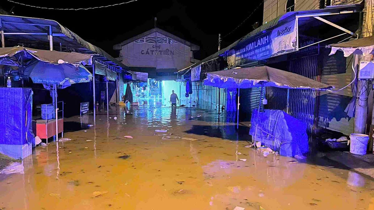 Ngập sâu, ảnh hưởng đến đời sống người dân 