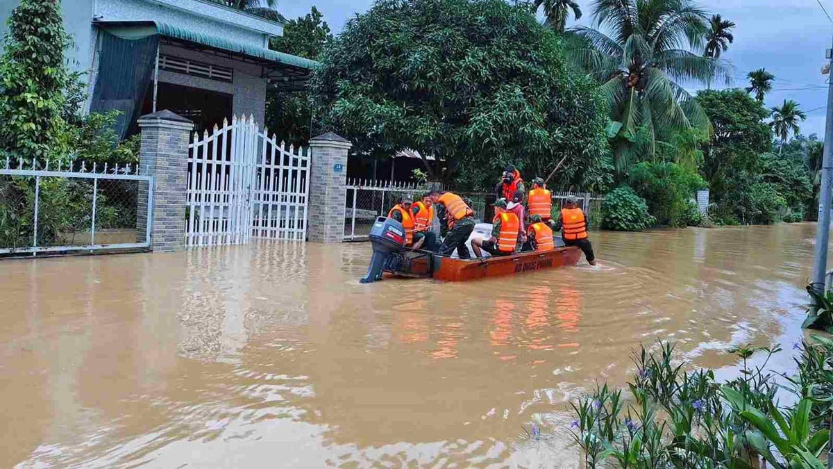 Lực lượng chức năng hỗ trợ đưa người dân ra khỏi vùng ngập 