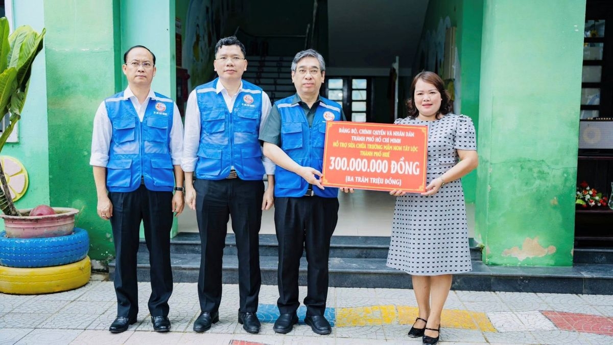 Phó Bí thư Thành ủy, Chủ tịch Ủy ban MTTQ TP.HCM Nguyễn Phước Lộc trao kinh phí của Thành phố hỗ trợ sửa chữa trường học tại Huế