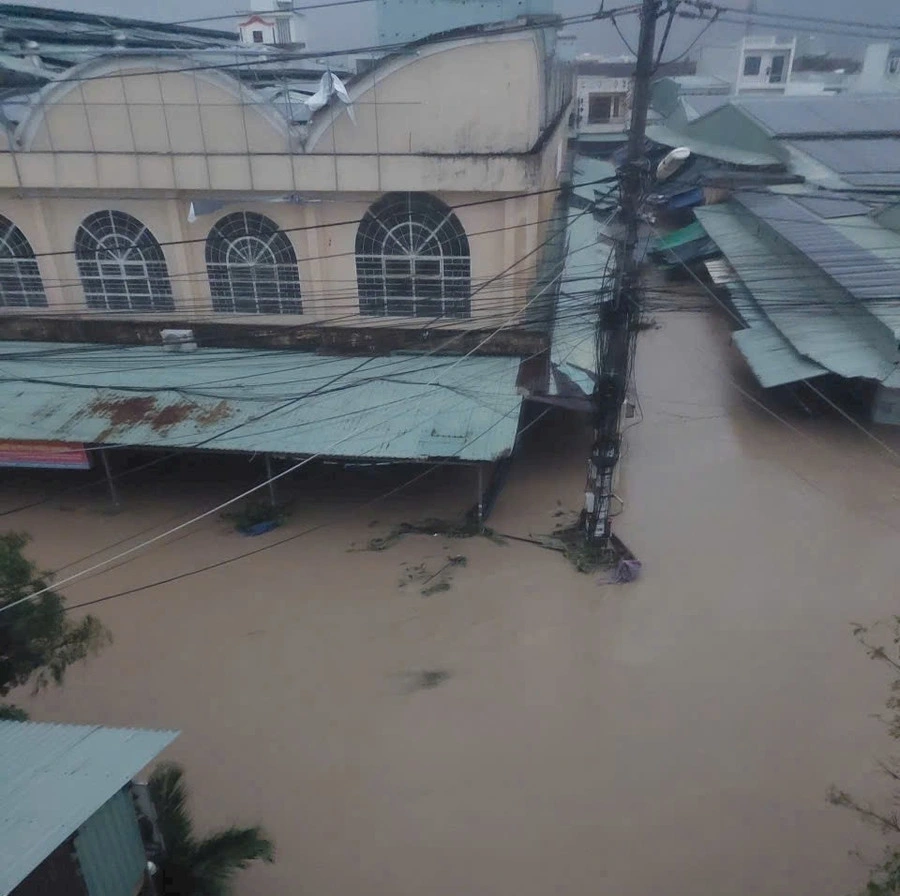 Khu vực Nhơn Bình (nay thuộc phường Quy Nhơn Đông) ngập trong nước. (Ảnh: Kiều Vy)
