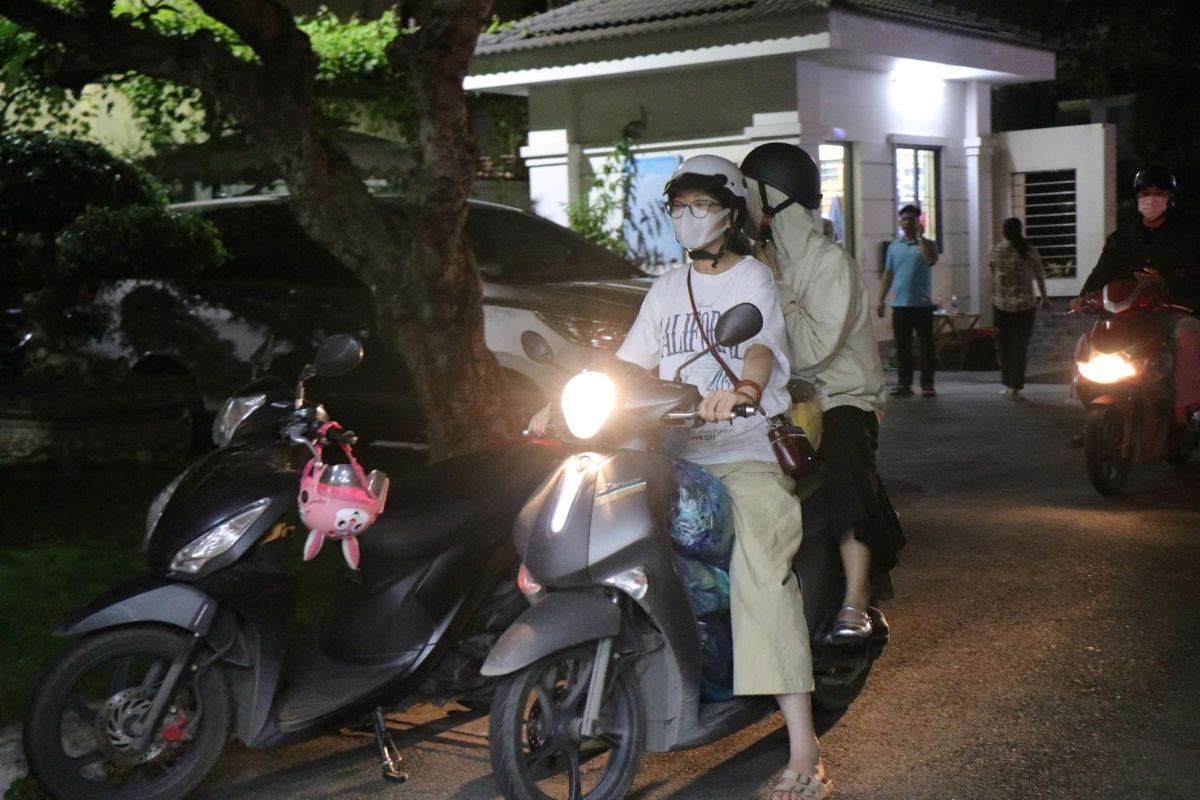 Ngay trong đêm, rất đông người dân đến ủng hộ quyên góp