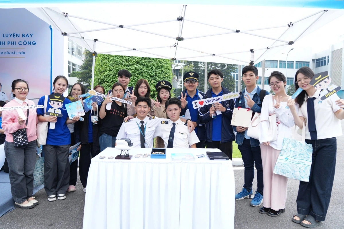 Tại khu vực tư vấn, mọi thắc mắc được giải đáp giúp người tham dự hiểu thêm về tính chất công việc, quyền lợi và các cơ hội nghề nghiệp. Những chia sẻ thực tế từ đội ngũ chuyên môn giúp các bạn trẻ thêm tự tin khi lựa chọn con đường sự nghiệp trong tương lai.